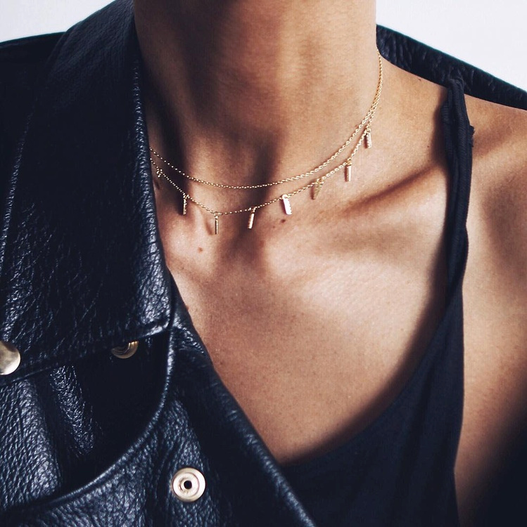 Tr�s fin collier dor� + perfecto en cuir noir + marcel loose noir = le bon mix