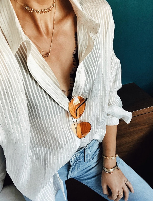 Chemise ample + soutien-gorge en dentelle = le bon mix