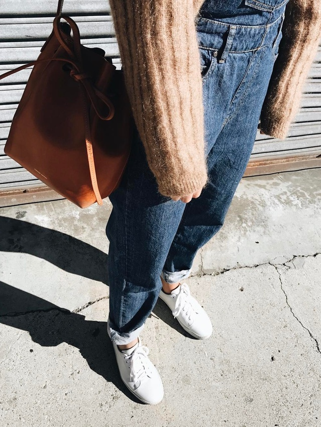 Rien de tel qu'un sac seau ultra sobre pour �quilibrer un look casual !