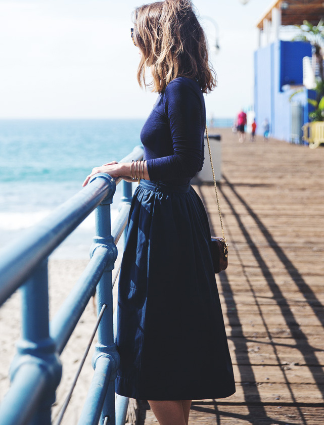 Oui au contraste entre haut ultra moulant et jupe ample midi !