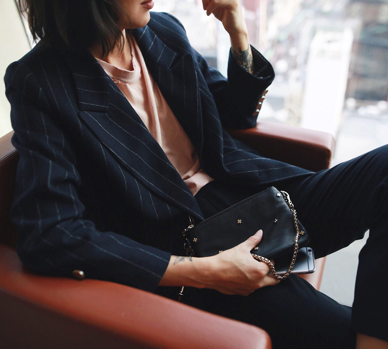 Blazer ray� masculin + tee-shirt rose p�le l�g�rement destroyed = le bon mix