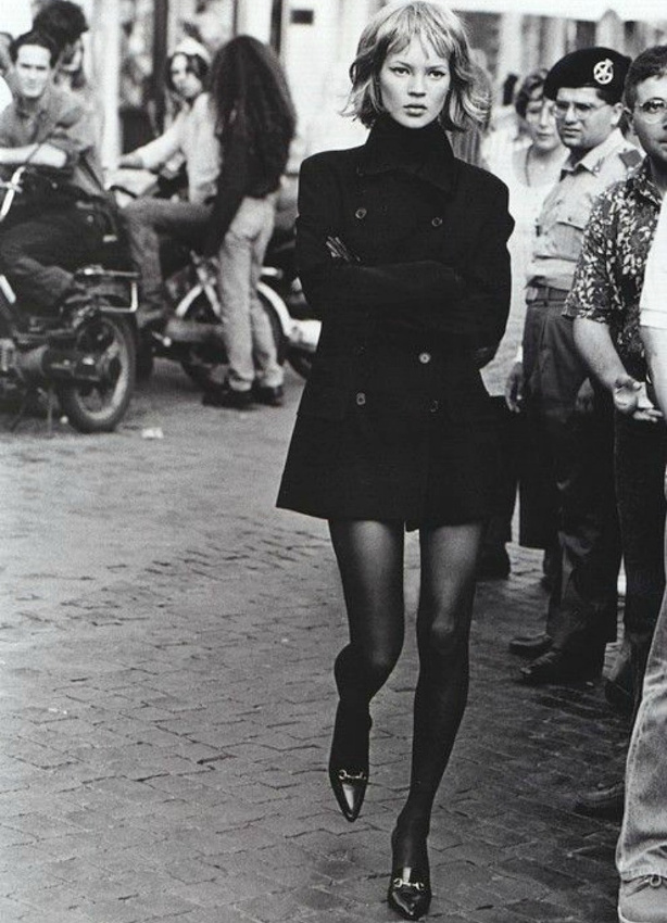 Caban + frange sixties + sublime paire de jambes = le bon mix