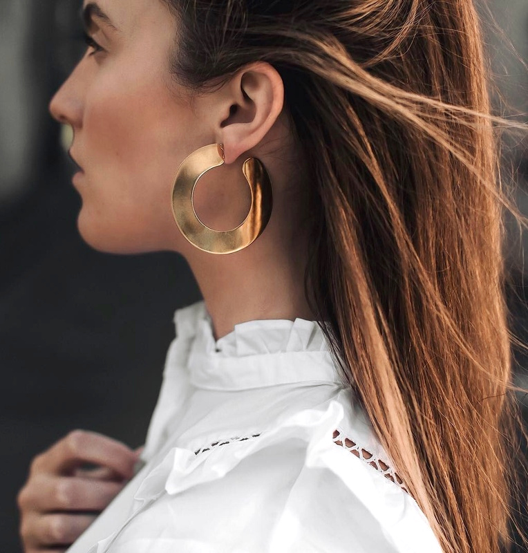 Larges cr�oles dor�es + blouse blanche romantique = le bon mix