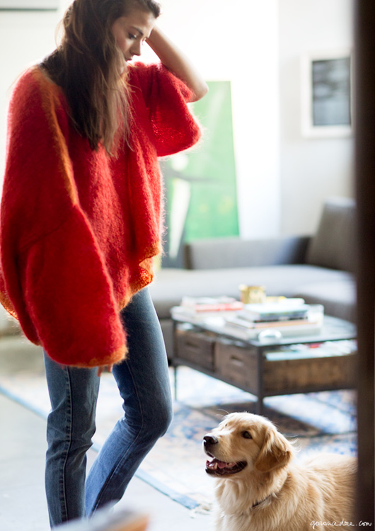 Ce pull rouge vintage nous donne envie de passer plus de temps dans les friperies...