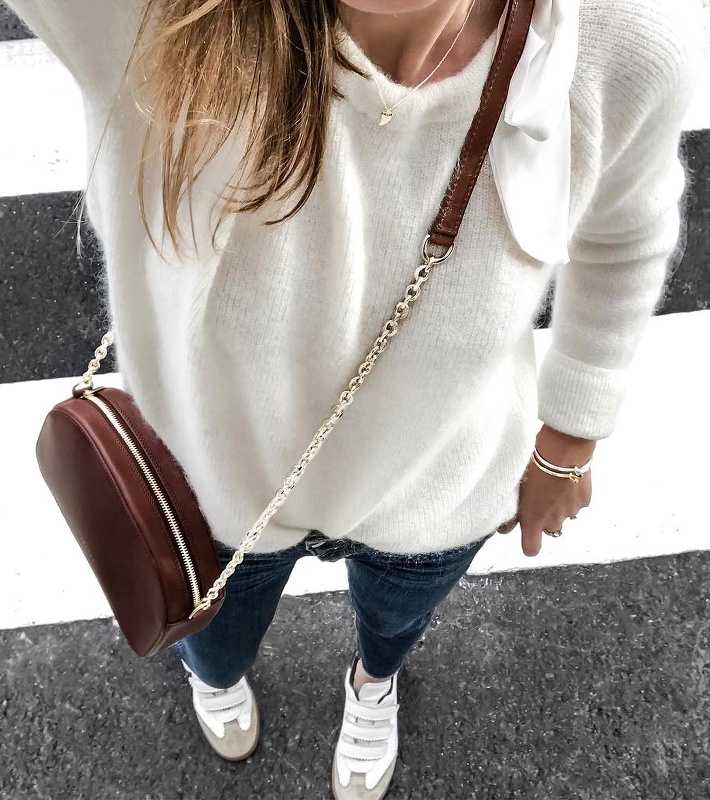 On aime lorsque pull moelleux tout blanc et petit sac en cuir marron se portent en duo