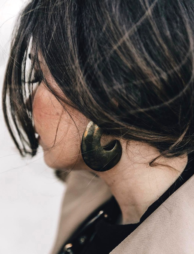 Coiffure floue retenue sur le bas de la nuque + maxi boucles d'oreilles = le bon mix