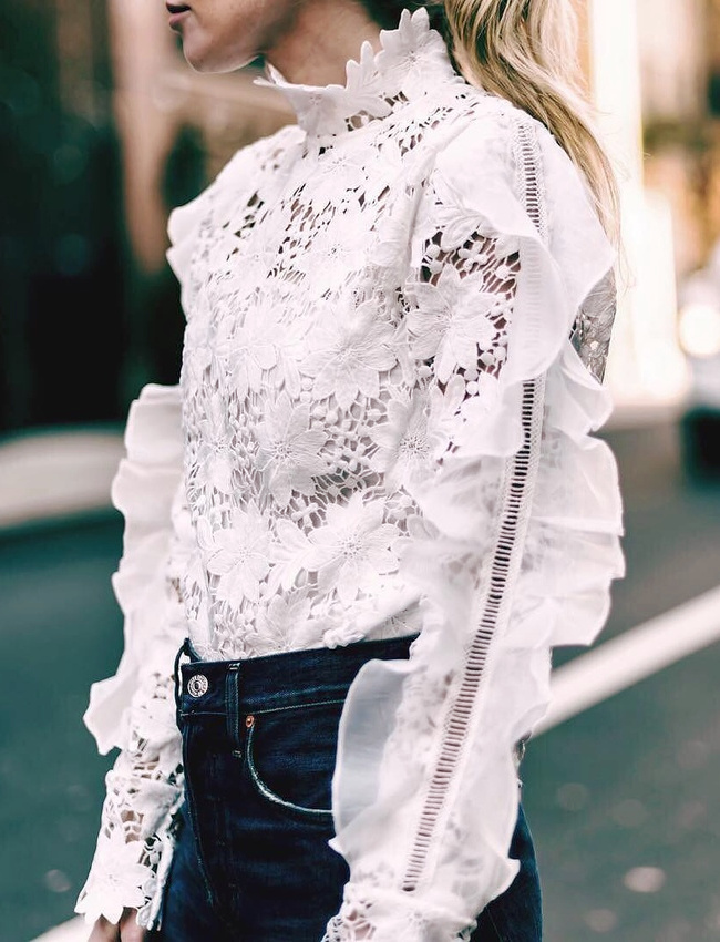 Le jean brut l�g�rement taille haute, le meilleur alli� des blouses sophistiqu�es !