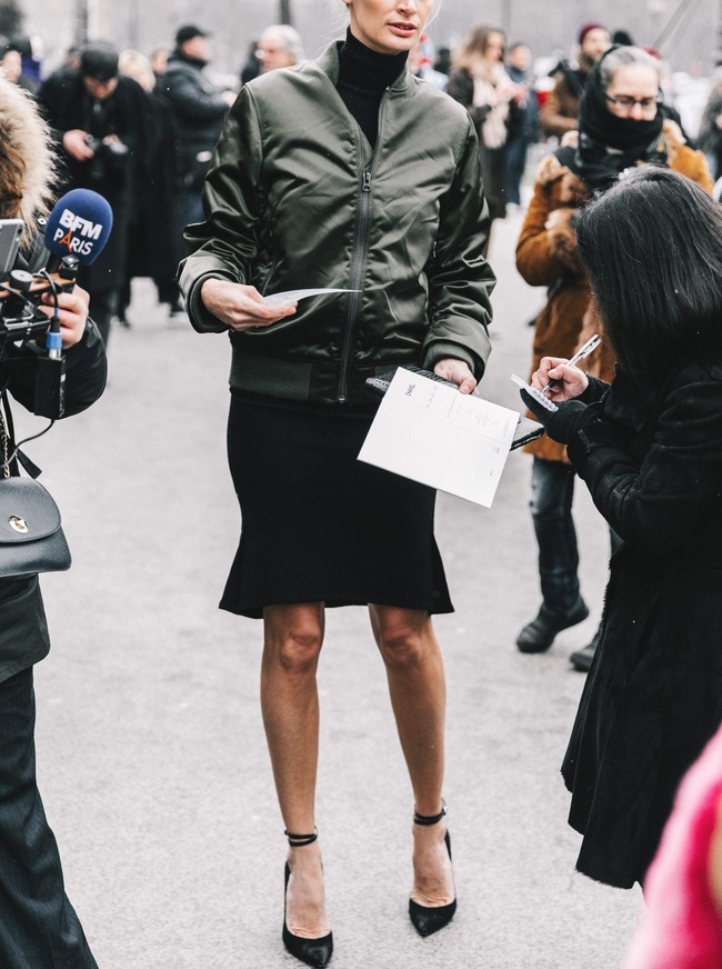 Bomber kaki + look noir minimaliste sexy = le bon mix