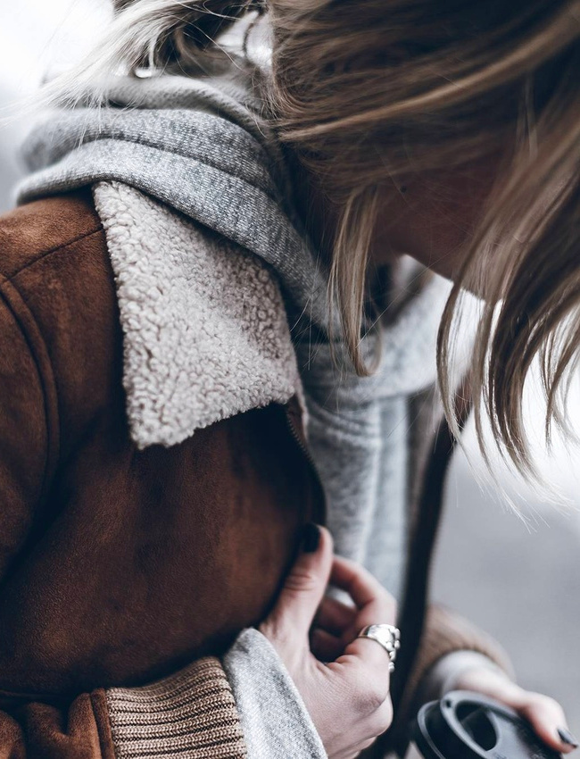Veste en shearling + sweat � capuche = le bon mix