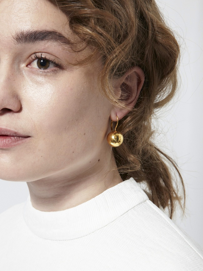 Rien de tel qu'une perle dor�e pour booster un top blanc !