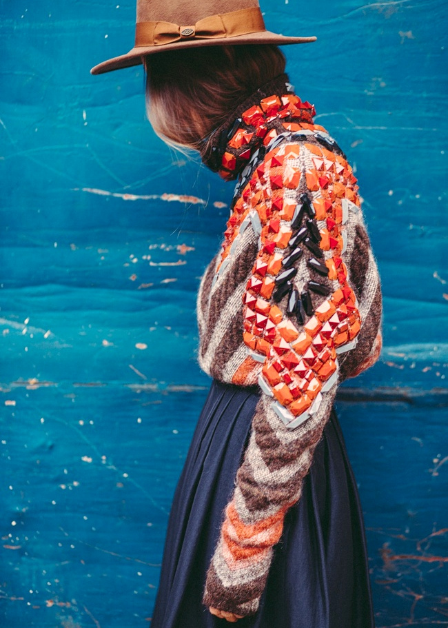 Et si l'on rebrodait nos pull-overs en mode bijou ?