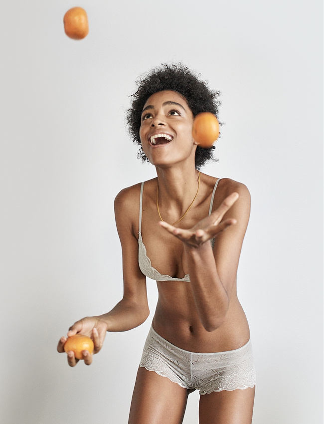 Mantra du jour : ne jamais enfiler ses v�tements avant d'avoir jongl� avec les oranges du petit d�jeuner !