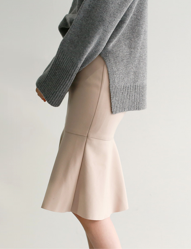 Jupe �l�gante en cuir + pull cosy = le bon mix