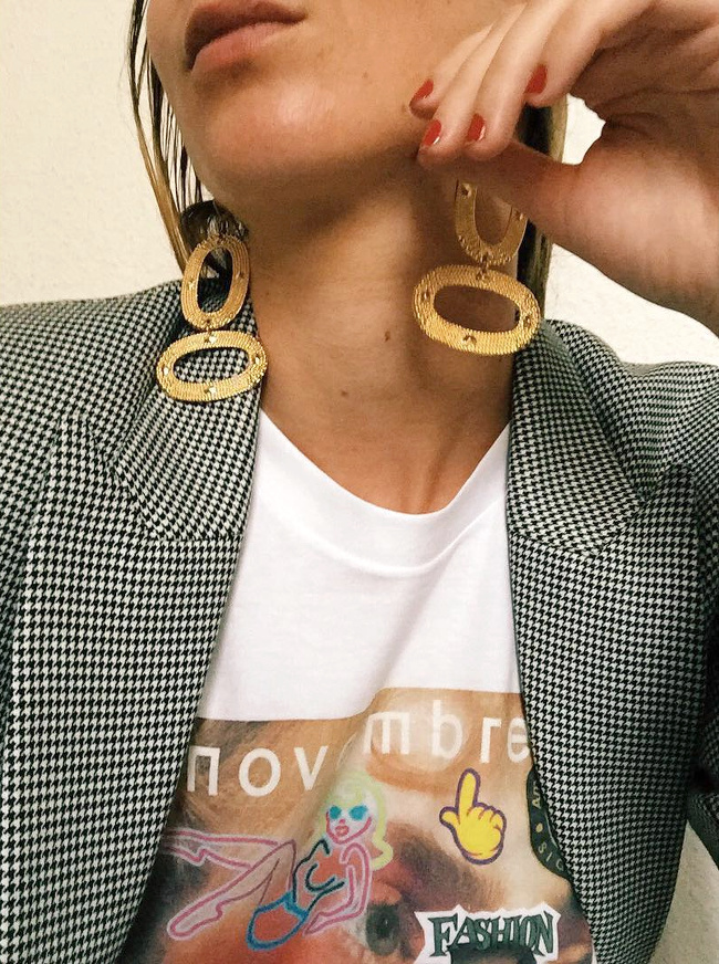 Cette saison, on twiste nos vestes pied-de-poule au contact de tee-shirts funky