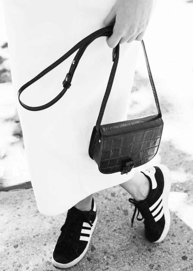 Oui au t�lescopage entre baskets Gazelle et petit sac chic !