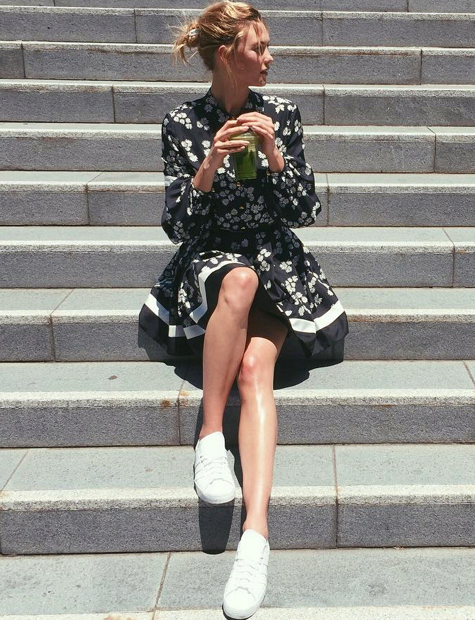 Petite robe sage fleurie + baskets blanches = le bon mix