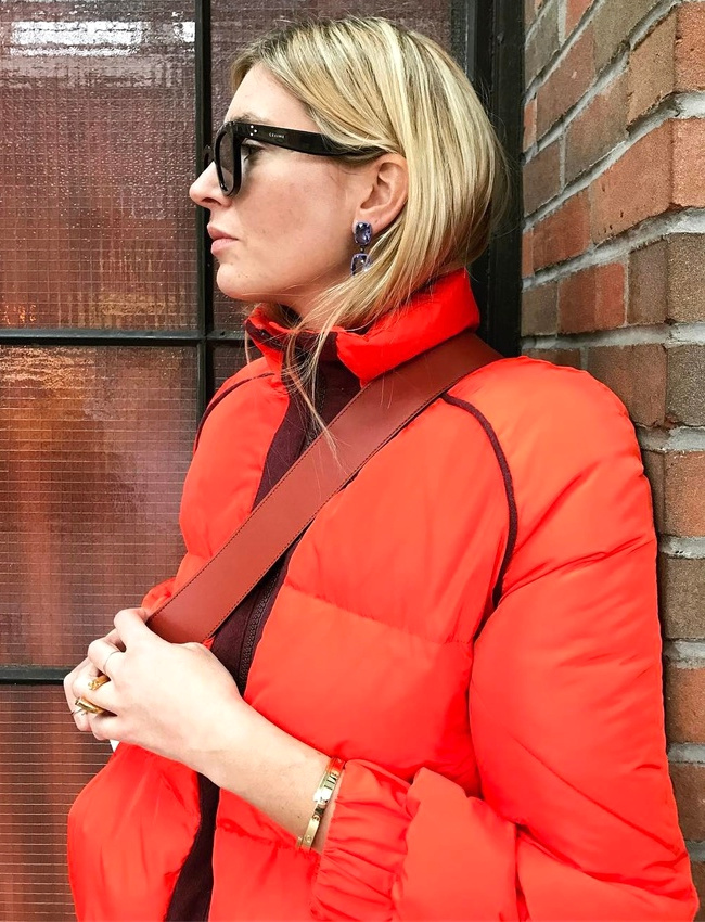 Cet hiver, on pense � marier doudoune orange et sac marron