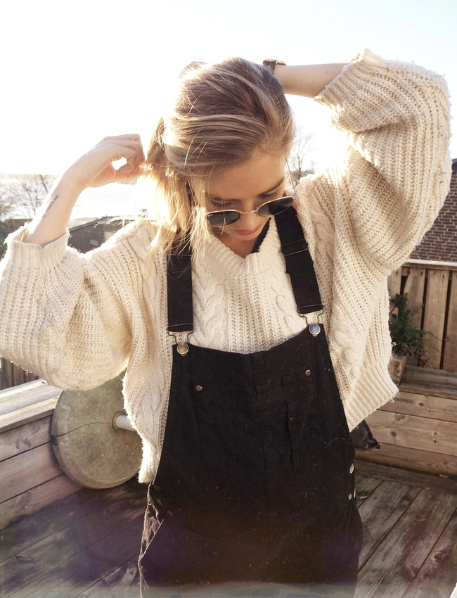 Salopette en jean noir + un pull irlandais cropped = le bon mix