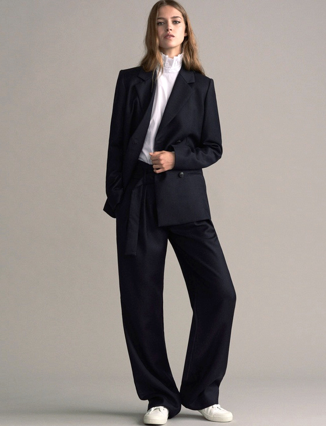 Costume bleu marine un brin large + blouse � collerette + baskets blanches = perfection !