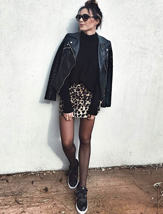 Trait�e avec sobri�t�, la mini jupe l�opard devient envisageable