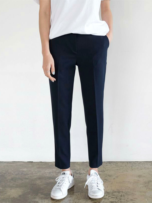 Rien de tel qu'un pantalon bien coup� pour agr�menter un look minimaliste