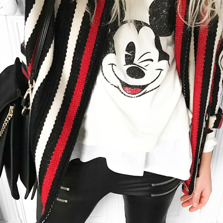 Inattendu, le trio folk/cartoon/cuir n'en fonctionne pas moins � merveille