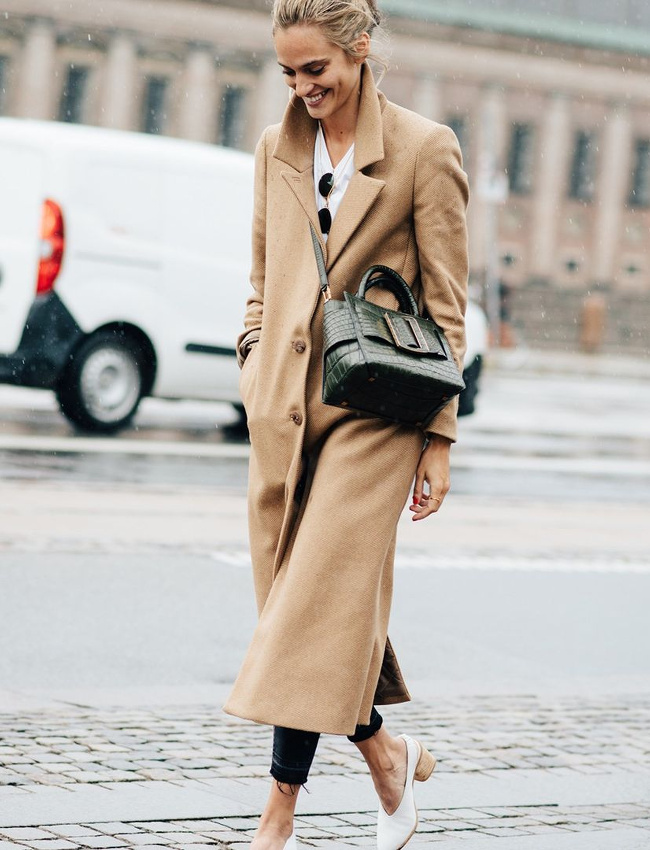 Rien de tel qu'une paire d'escarpins immacul�s pour accompagner un pardessus camel !