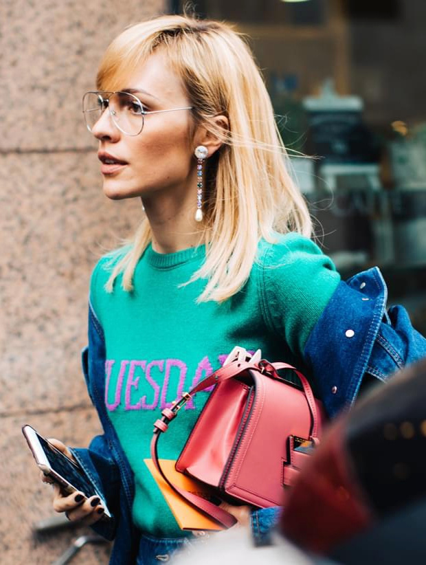 Lunettes de vue aviateur + long pendant d'oreille fantaisie = le bon mix