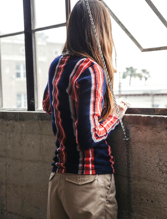 Pantalon cargo camel + pull-over � rayures verticales = le bon mix