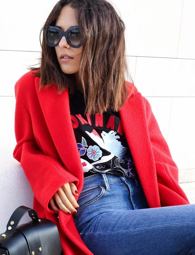 Le duo manteau/tee-shirt fantaisie semble �tre parfait pour g�rer la transition hiver/printemps