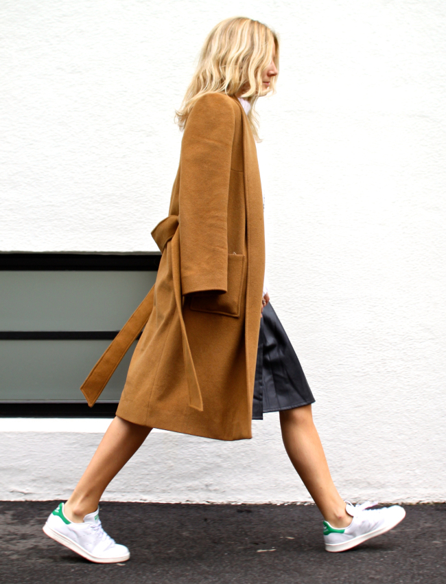 Pardessus camel + baskets blanches = encore et toujours un bon mix