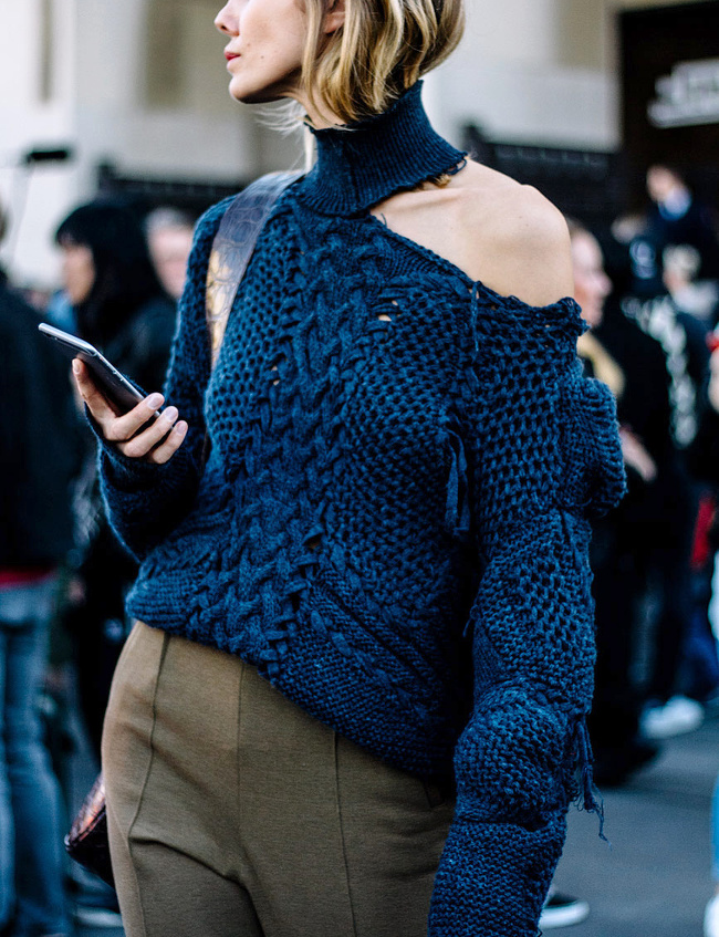 Apparement, cette saison les pull-overs se portent en mode destroyed