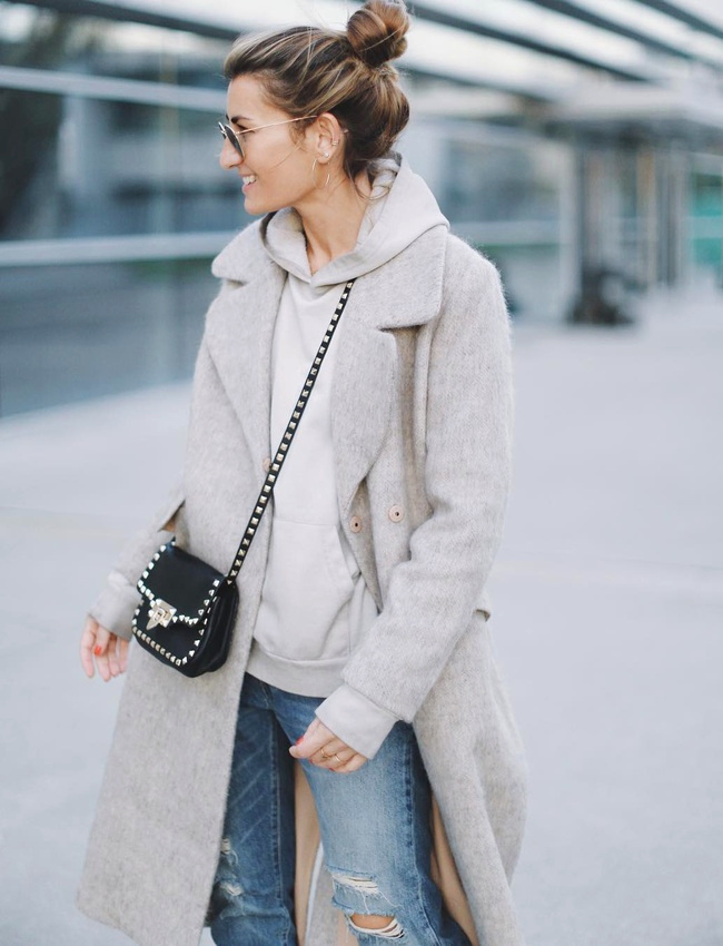 On ne se lasse pas du gimmick consistant � glisser un hoodie sous un manteau classique