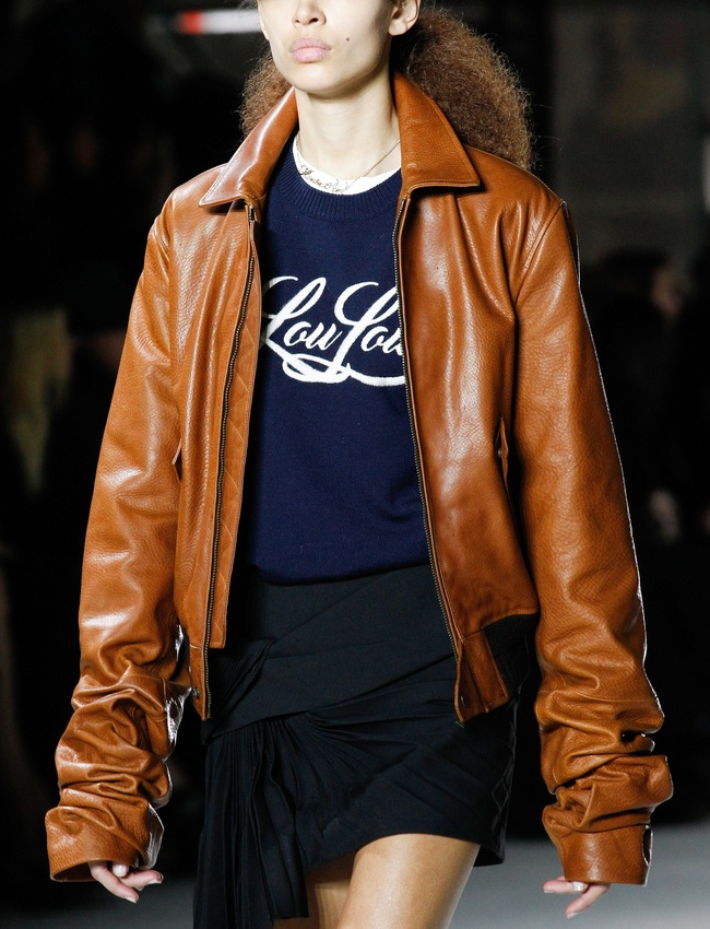 Wanted : un blouson en cuir aux manches trop longues