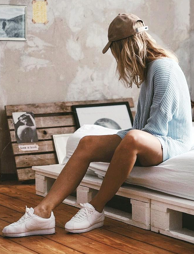 Le monochrome blanc sied bien aux Nike Cortez !