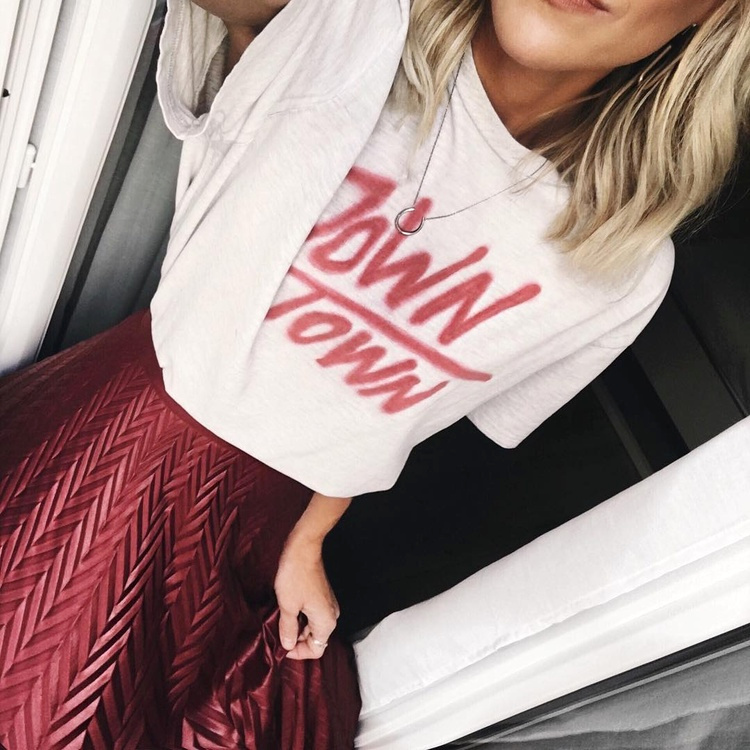 Tee-shirt loose � message + jupe sophistiqu�e = le bon mix