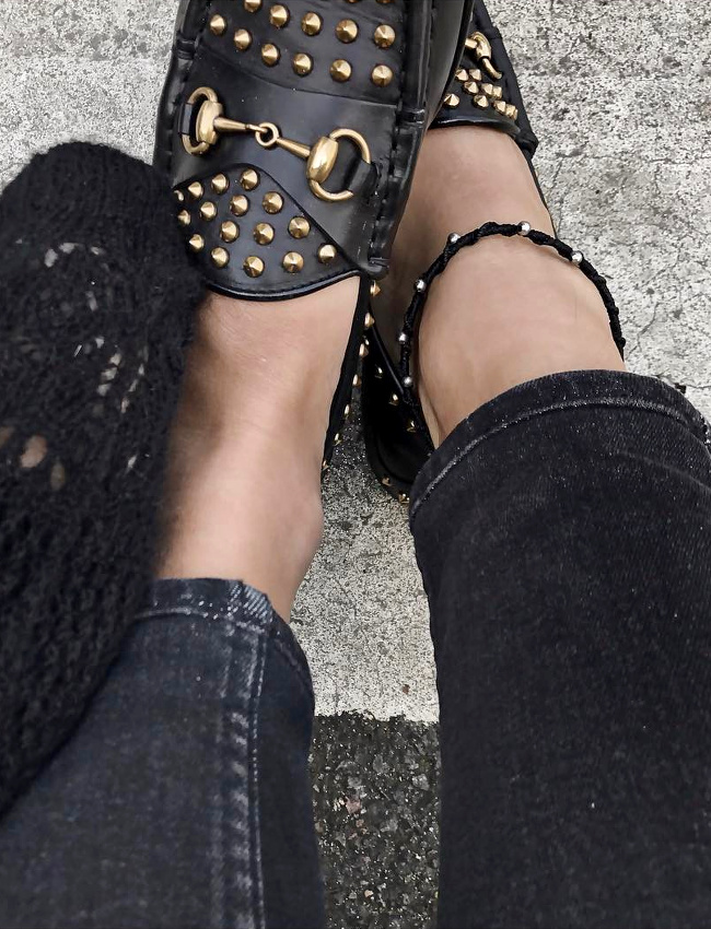 Les studs dor�s ont le chic pour twister les tr�s en vogue mocassins Gucci