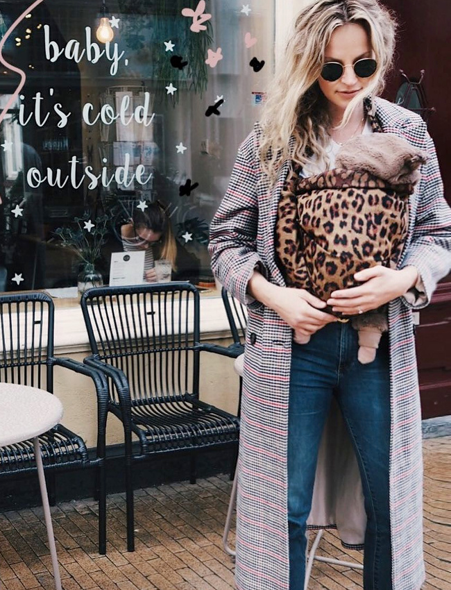 On aime quand l'�charpe de portage adopte un imprim� plus fashion que banalement premier degr�