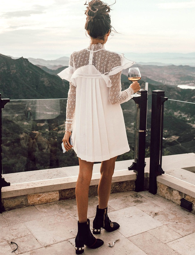 Un brin trop girly, ce look noir et blanc n'en demeure pas moins charmant