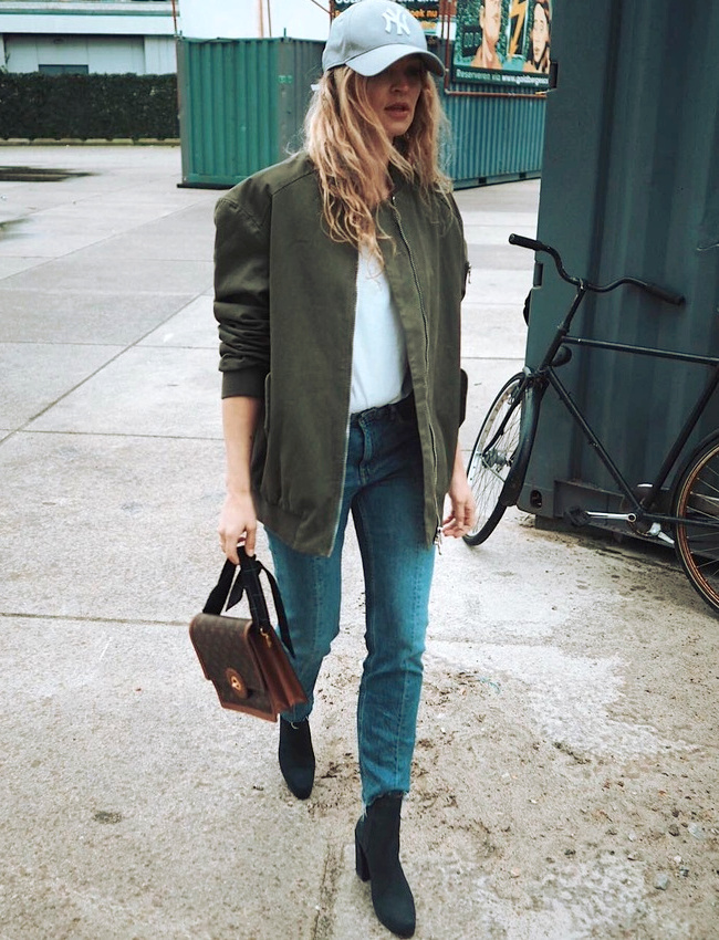 Le bomber kaki oversize est en train de remplacer la veste militaire dans le coeur des modeuses