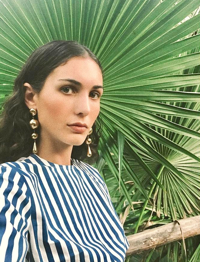 Boucles d'oreilles dor�es + blouse � rayures bleues et blanches = le bon mix