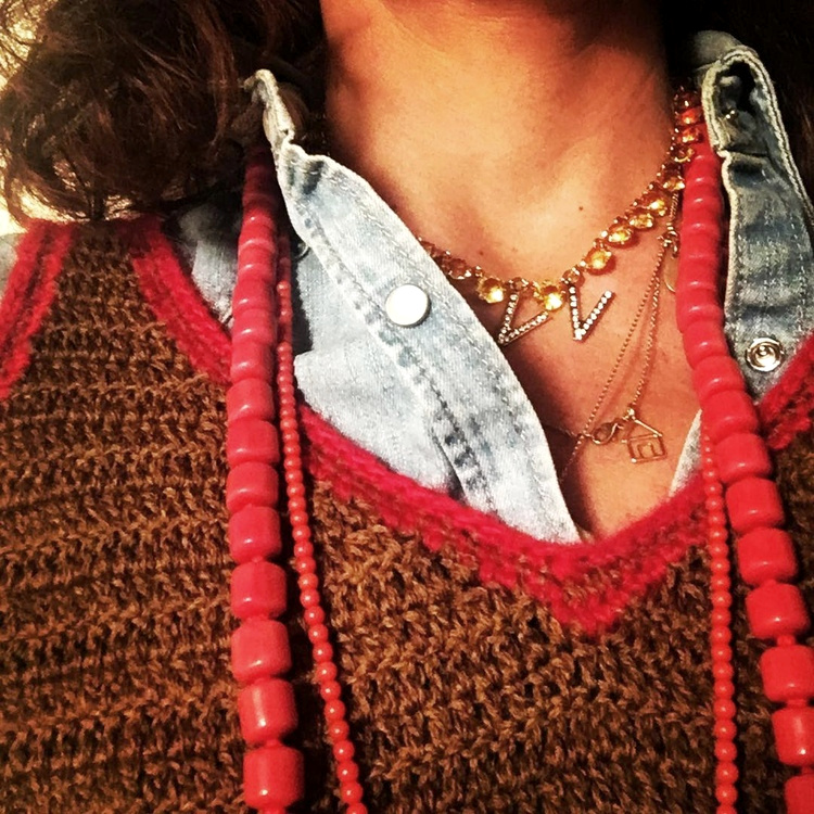 Le mantra du moment ? Accumuler des bijoux n'allant a priori pas ensemble