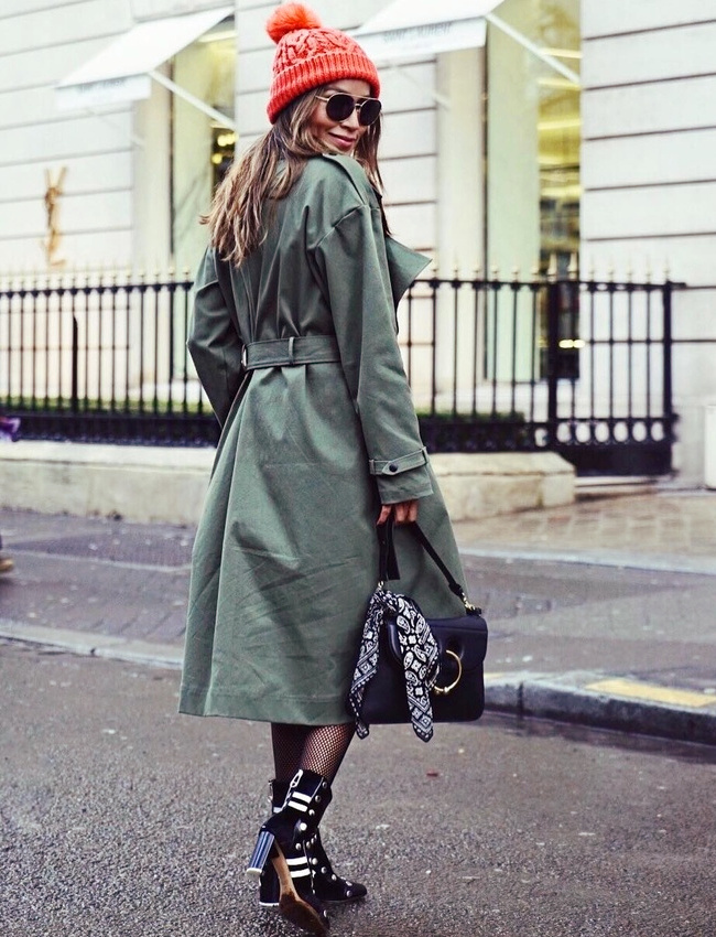 Bonnet orange + trench kaki = le bon mix