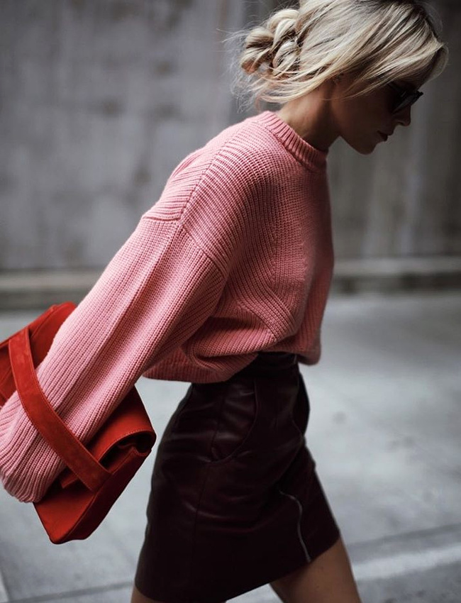 Pull rose en grosse maille + mini jupe en cuir bordeaux = le bon mix