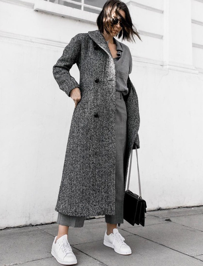Total look gris + baskets blanches = le bon mix