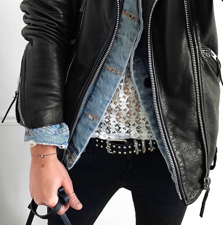 On aime quand le cuir et le denim se marient pour twister la dentelle