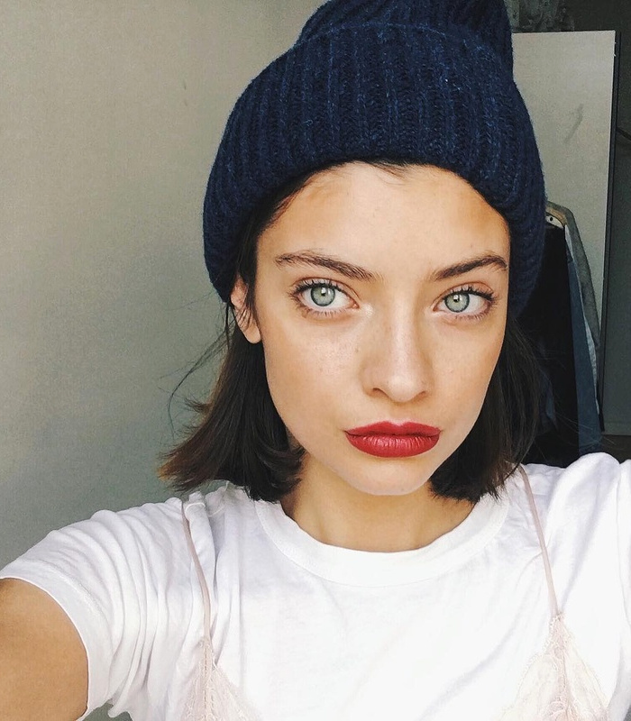 Rien de tel qu'un trait de rouge � l�vres pour relever la casualness d'un bonnet bleu marine