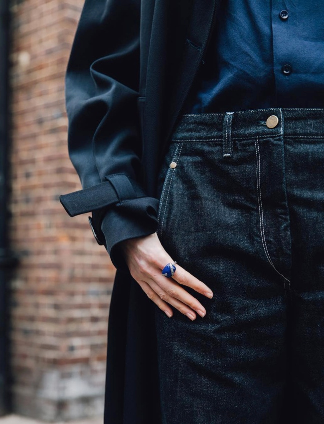 Les cama�eux de bleu marine gagnent � se voir m�tin�s de jean brut