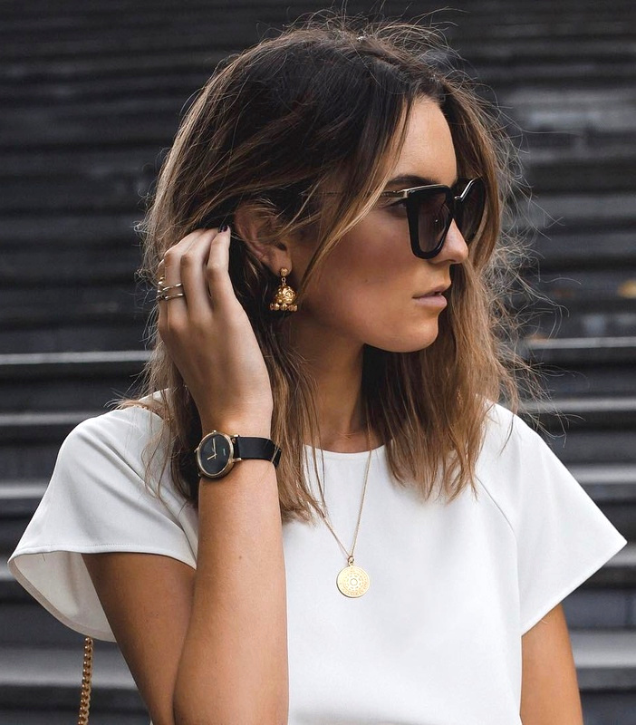 Bien accessoiris�, le tee-shirt blanc sublime sa nature de basique