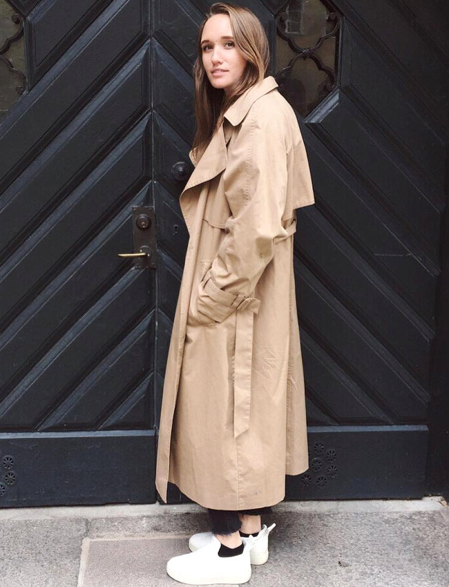 Plus que jamais, le trench-coat assume sa dimension de must have intemporel